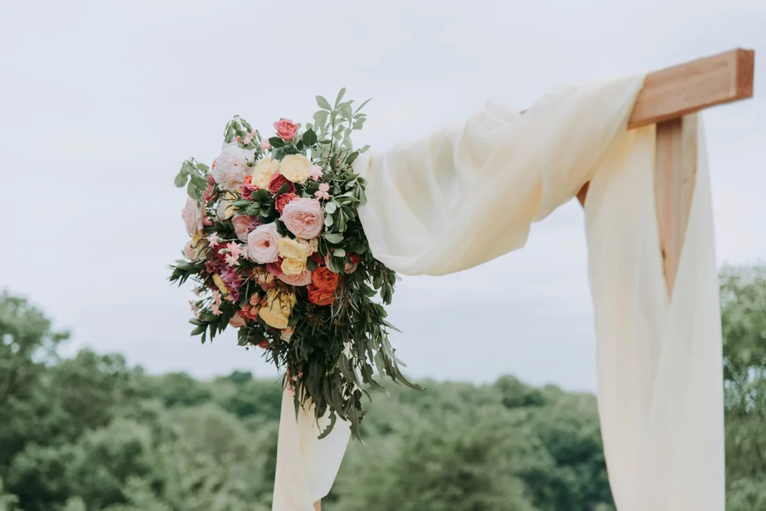 Detaliu floral al decorului de ceremonie